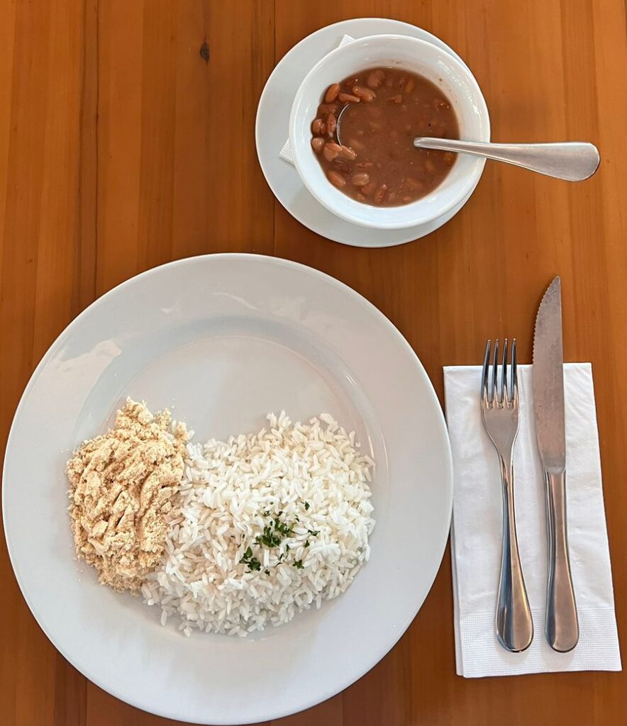 Arroz, feijão e farofa